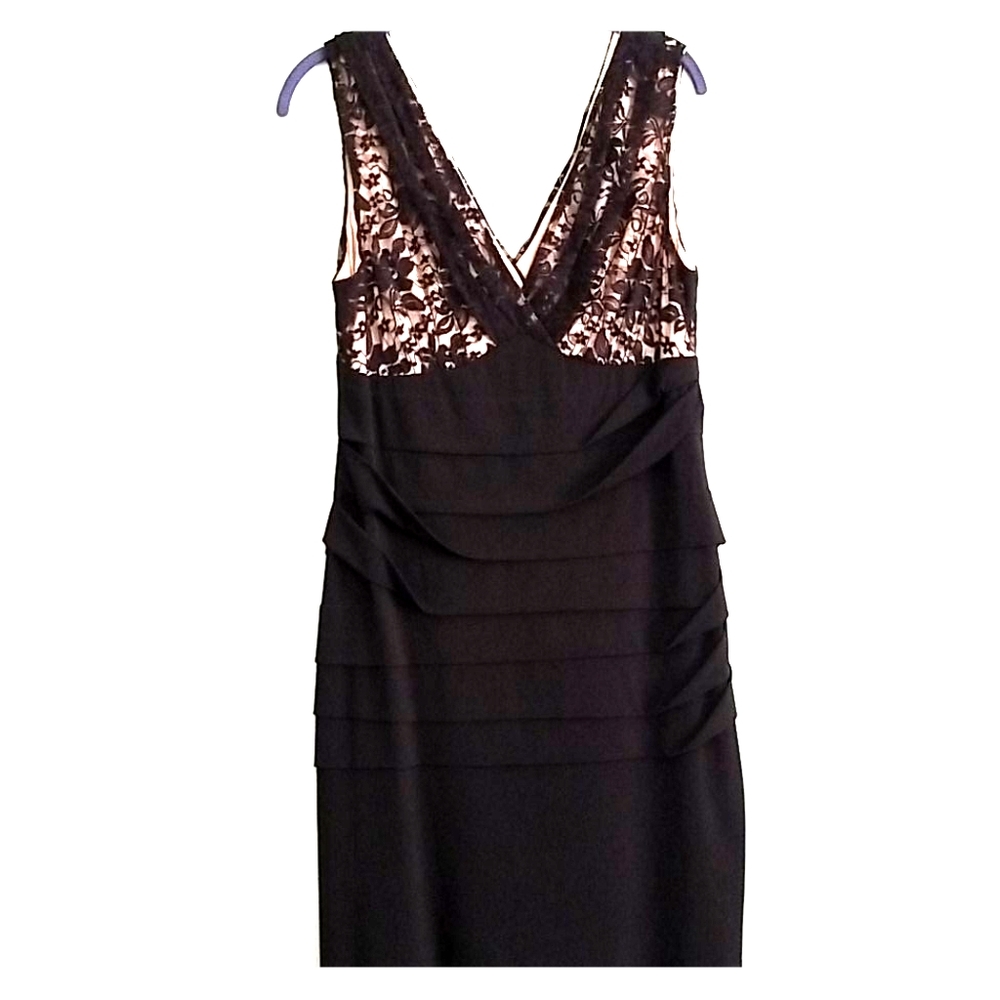 Sleeveless lace top vneck dress